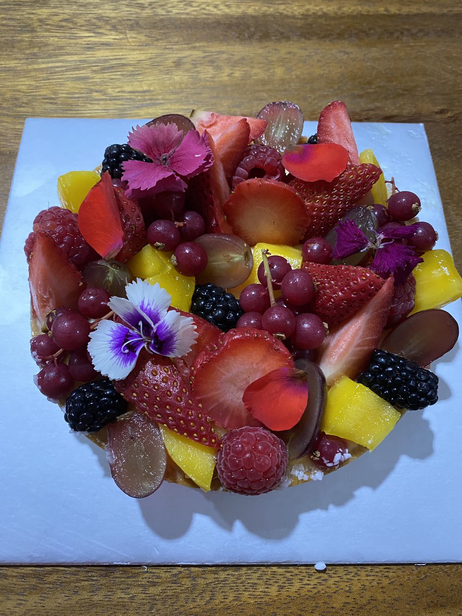 betsychng's tweet photo. Lovely tart with good balance of sweetness and choice of fruits #fruittart #healthierchoice #dolcpatisserie #Singapore #tarts #betsyeats https://t.co/NsJ5fE65if