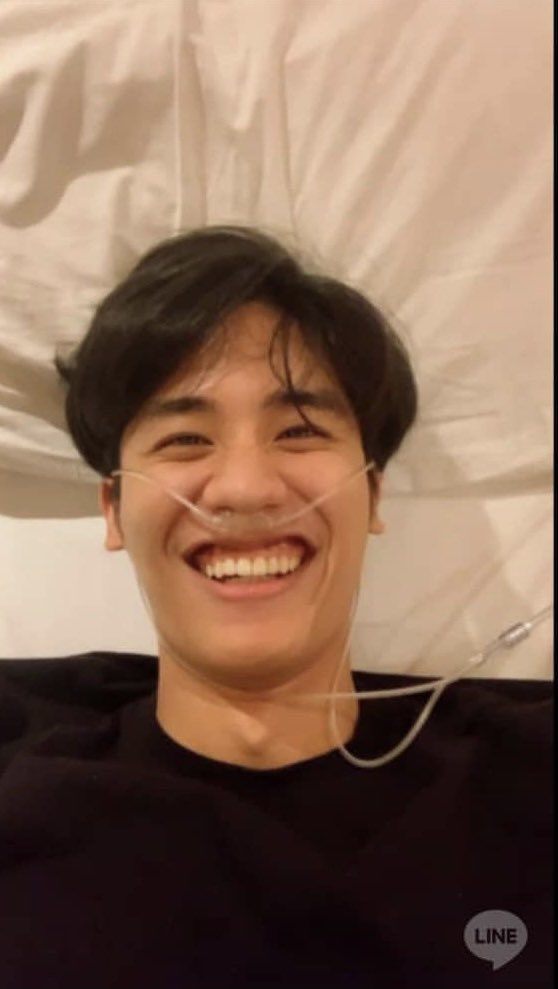 TAYNEWLOOKS's tweet photo. wish you a full speed recovery ☹️💙 @Tawan_V #Tawan_V https://t.co/qWyDoJbU9M