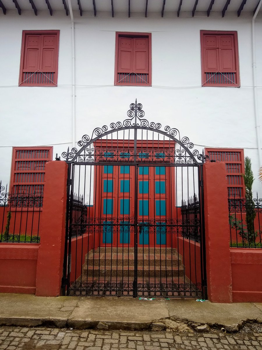 Linavelasqueze's tweet photo. #FelizSábado desde Jericó, Antioquia. Seminario, cementerio y convento de Las Clarisas. Esperando que @ANLA_Col @RodSuarezCa cierren a la sudafricana @AGAColombia las posibilidades de arrasar con el Suroeste antioqueño. #JericóSinMinería. @ANLA_Col @RodSuarezCa https://t.co/Y9SqnX1bUx