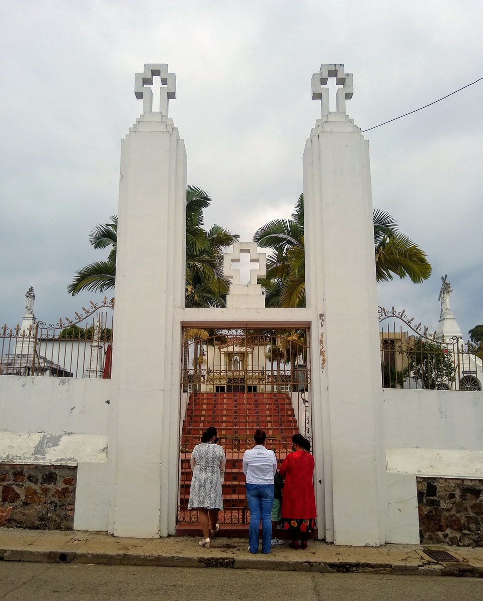 Linavelasqueze's tweet photo. #FelizSábado desde Jericó, Antioquia. Seminario, cementerio y convento de Las Clarisas. Esperando que @ANLA_Col @RodSuarezCa cierren a la sudafricana @AGAColombia las posibilidades de arrasar con el Suroeste antioqueño. #JericóSinMinería. @ANLA_Col @RodSuarezCa https://t.co/Y9SqnX1bUx
