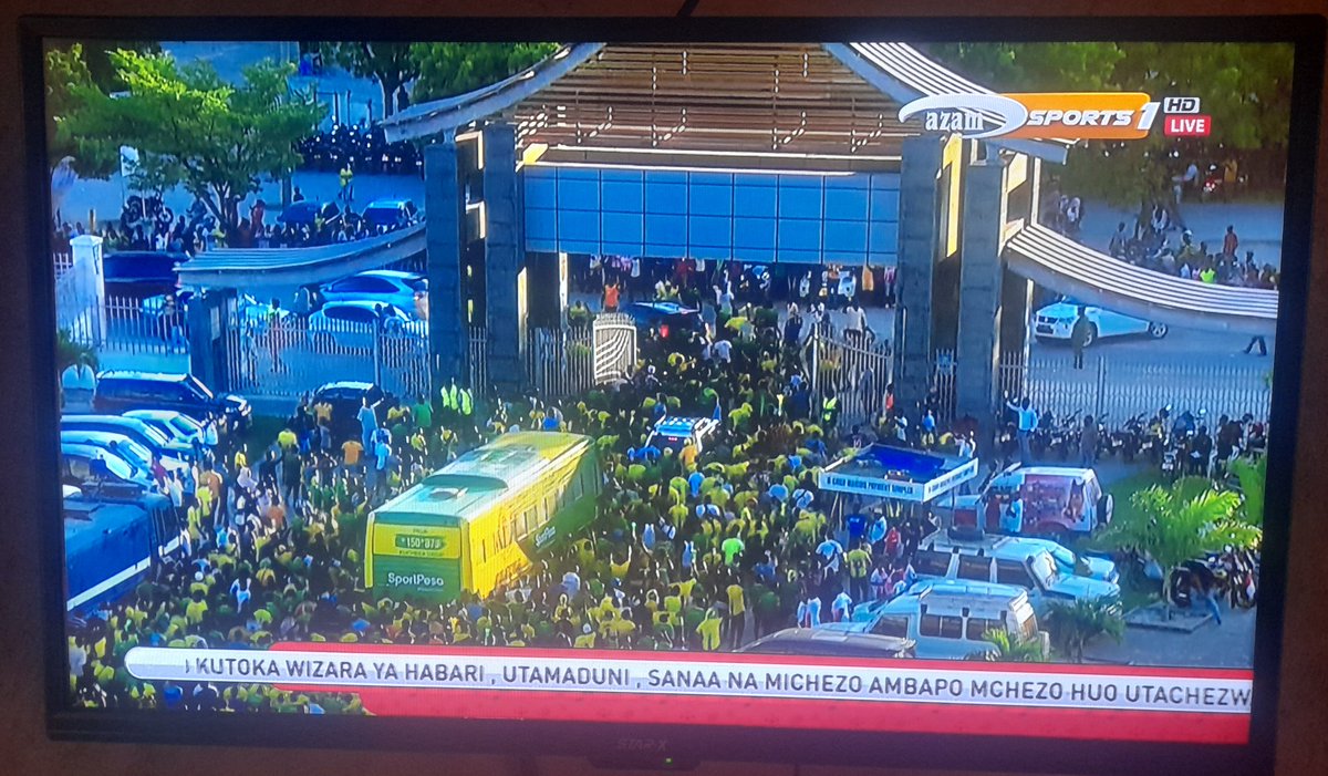 IAMartin_'s tweet photo. Dar es Salaam Young Africans (Yanga Sports Club) wameitoa team yao uwanjani, imeondoka uwanja wa Benjamin Mkapa tayari.. https://t.co/b4wkIkrKS4
