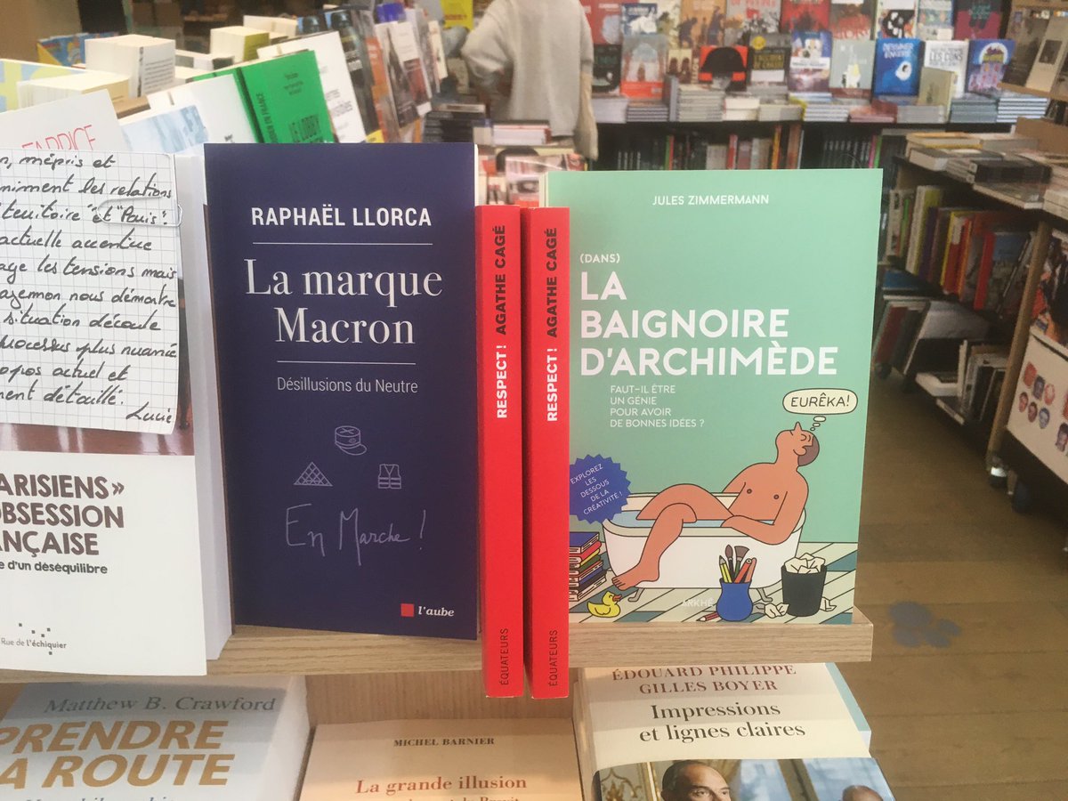 🅹ules 🆉immermann (@jules_zimm) on Twitter photo Super de voir Dans la Baignoire d’Archimdède prendre place en librairie ! Je le retrouve aux côtés de celui de <a href="/Raphael_llorca/">Raphaël LLorca</a>, ma lecture du moment 📚 Super de voir Dans la Baignoire d’Archimdède prendre place en librairie ! Je le retrouve aux côtés de celui de <a href="/Raphael_llorca/">Raphaël LLorca</a>, ma lecture du moment 📚
