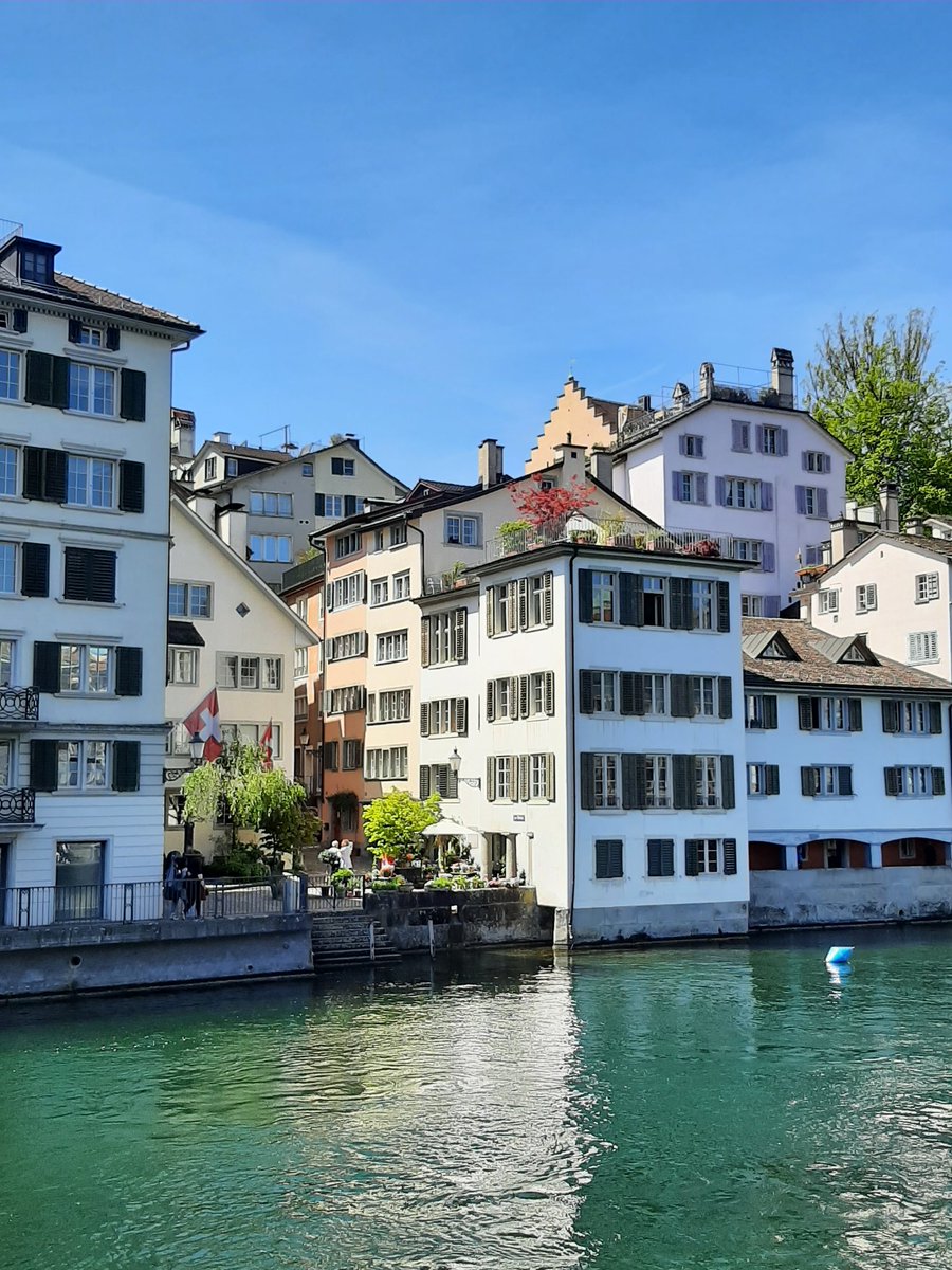 Climbing up on the hill to the Lindenhof for some fine city views. There aren& #39;t many blockbuster sights as such but Zürich is just such a pleasant city to walk through and explore. Too bad it& #39;s so ridiculously expensive for food and lodging!