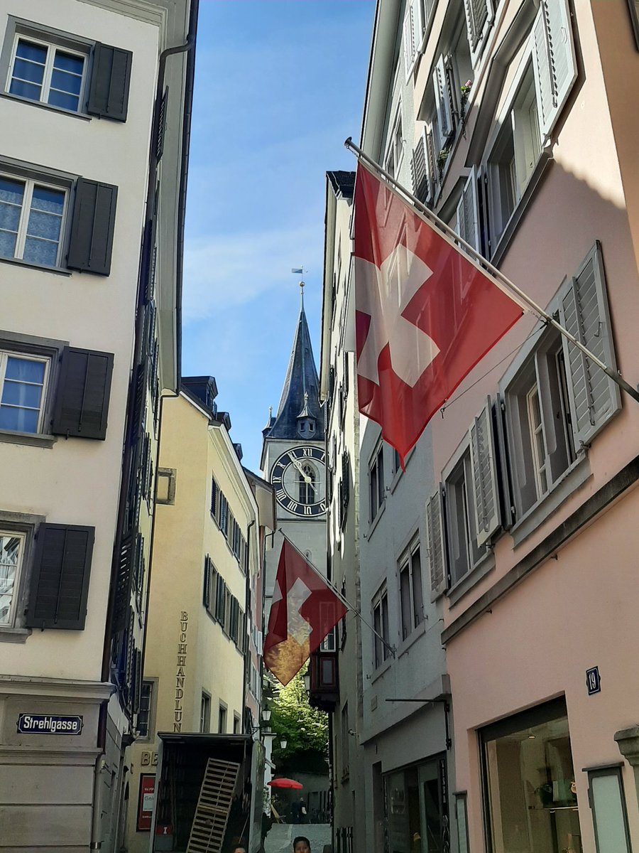 One thing I always like about Switzerland: you can see the Swiss national and cantonal flags everywhere in city centres! They know how to take care of public spaces and streets and how to brighten them up in this country.