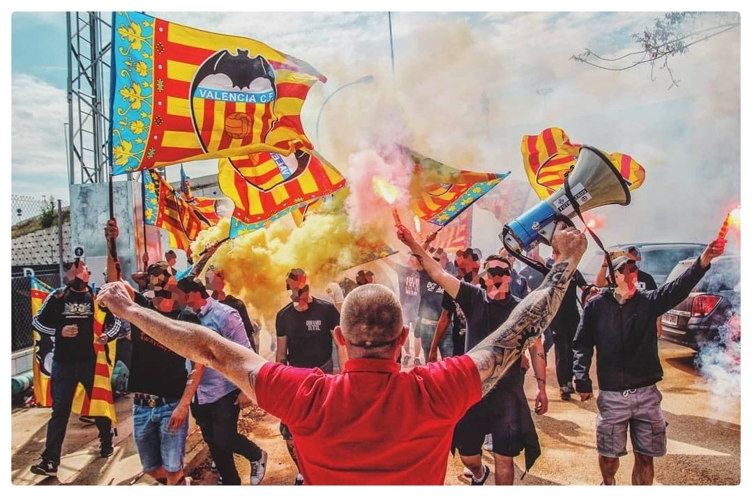 Todos a una sola voz..

Nosotros, valencianistas de otros países, estamos presentes con nuestras almas... gritamos desde lejos para salvar a nuestro VCF.

AMUNT VALENCIA