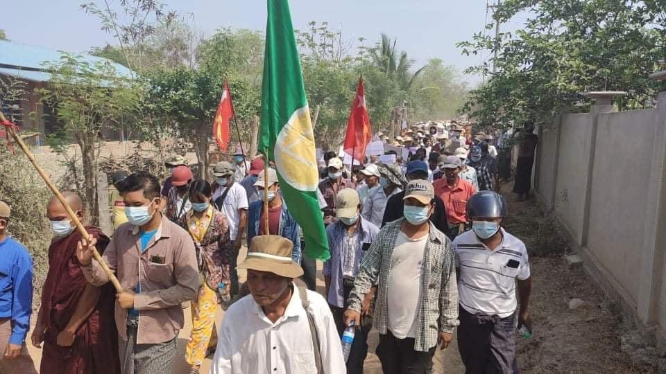 TostevinM's tweet photo. The daily shows of defiance of Myanmar’s junta take place in many parts of the country. Sometimes the crowds are big, sometimes fewer people brave the risk of violence, but they have not been stopped #WhatsHappeningInMyanmar https://t.co/W1fvWzlrrW