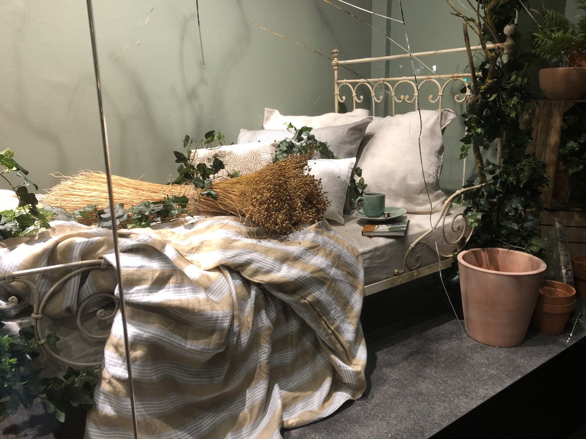 Invitation au comfort à la détente, au bien être, le #lin est en scène au #BhvMarais #jardinons #ilovelinen #jaimelelin ⁦@CELC_FlaxHemp⁩ ⁦<a href="/CTLN_Coop/">CTLN - Teillage du Neubourg</a>⁩ ⁦<a href="/Arvalisofficiel/">ARVALIS</a>⁩ ⁦<a href="/YFlodrops/">Yann Flodrops</a>⁩ ⁦<a href="/bidault_olivier/">olivier</a>⁩ ⁦<a href="/HemeryckGuil/">Guillaume Hemeryck</a>⁩ ⁦<a href="/DimitriSoverini/">dimitri soverini</a>⁩