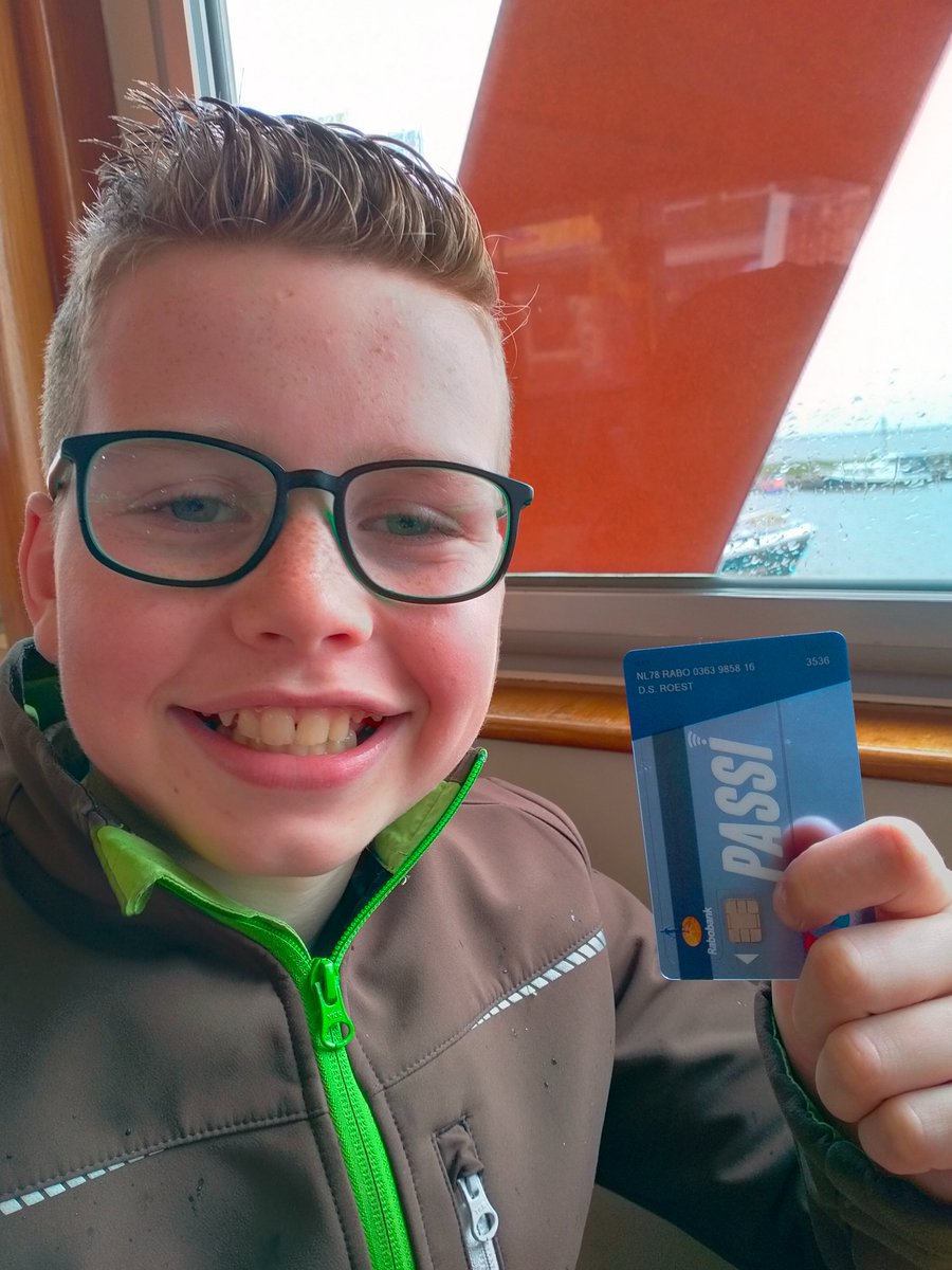 Blij ei hier, voor het eerst zelf kunnen pinnen. Nou, dan ben je het mannetje hoor! Wat denk je, zou hij pa &amp; ma op koffie trakteren? 😂 #rabobank #blijei #pinnen #sven