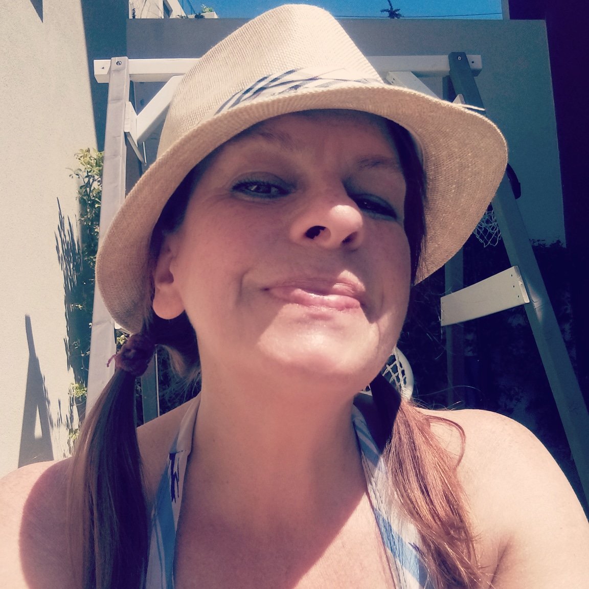 VeroneseCris's tweet photo. Mi basta un cappello di paglia per sentirmi in vacanza #minibiografia #8maggio 🌻👒 https://t.co/c8ZZOlni3Q