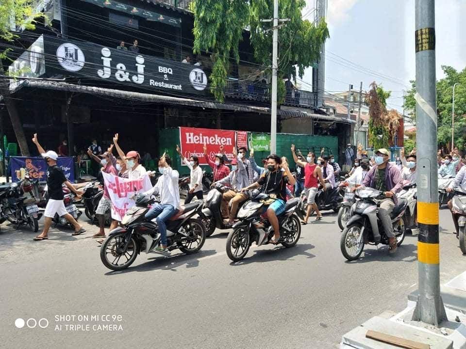 nslwin's tweet photo. Education family in Mandalay marched &amp; protested against military coup this afternoon.

#May8Coup #WhatsHappeningInMyanmar #MilkTeaAlliance https://t.co/HqJONB8hRc