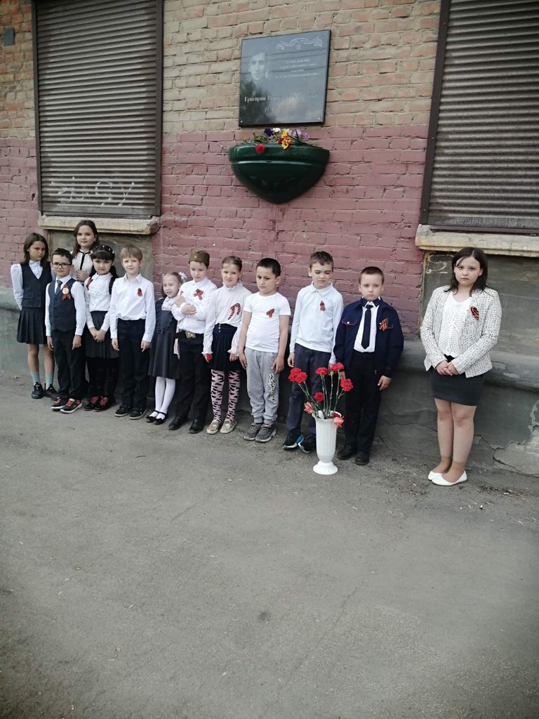 school96samara's tweet photo. Ученики нашей школы возложили цветы к монументу «Солдат Победы» и у мемориальной доски Герою СССР Безуглова Г.В. Ребята почтили память Героев Великой Отечественной войны минутой молчания. https://t.co/Ut1YXW4YAn