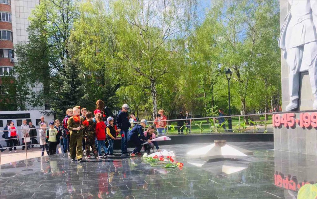 school96samara's tweet photo. Ученики нашей школы возложили цветы к монументу «Солдат Победы» и у мемориальной доски Герою СССР Безуглова Г.В. Ребята почтили память Героев Великой Отечественной войны минутой молчания. https://t.co/Ut1YXW4YAn