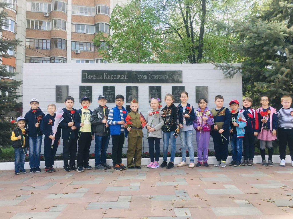 school96samara's tweet photo. Ученики нашей школы возложили цветы к монументу «Солдат Победы» и у мемориальной доски Герою СССР Безуглова Г.В. Ребята почтили память Героев Великой Отечественной войны минутой молчания. https://t.co/Ut1YXW4YAn