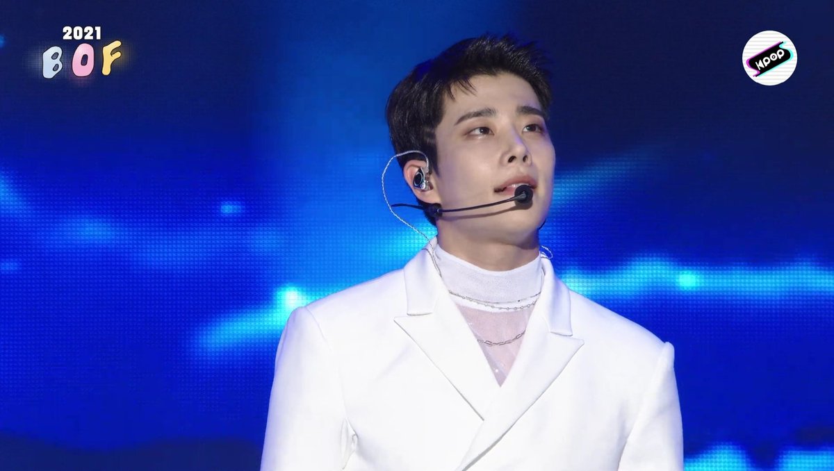 lousanhaa's tweet photo. MJ performing Gemini, the song he wrote, is what really made me so emotional. Look at the passion on his eyes. Just lool at his eyes. 

#ASTRO_BOF2021  #아스트로  
@offclASTRO https://t.co/SVDS6g4a15