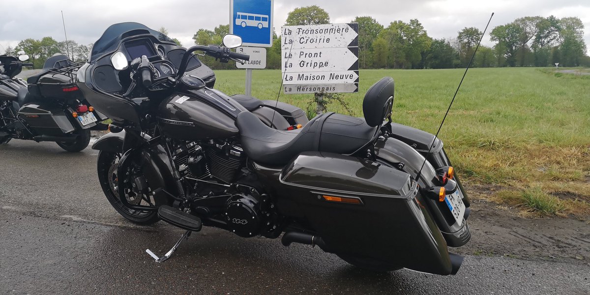 MotoAddict's tweet photo. Aujourd'hui j'ai essayé une #HarleyDavidson Road Glide Special lors du Freedom Tour @Harley_France 😍
CR à venir 🙂 https://t.co/qCnFxg5osQ