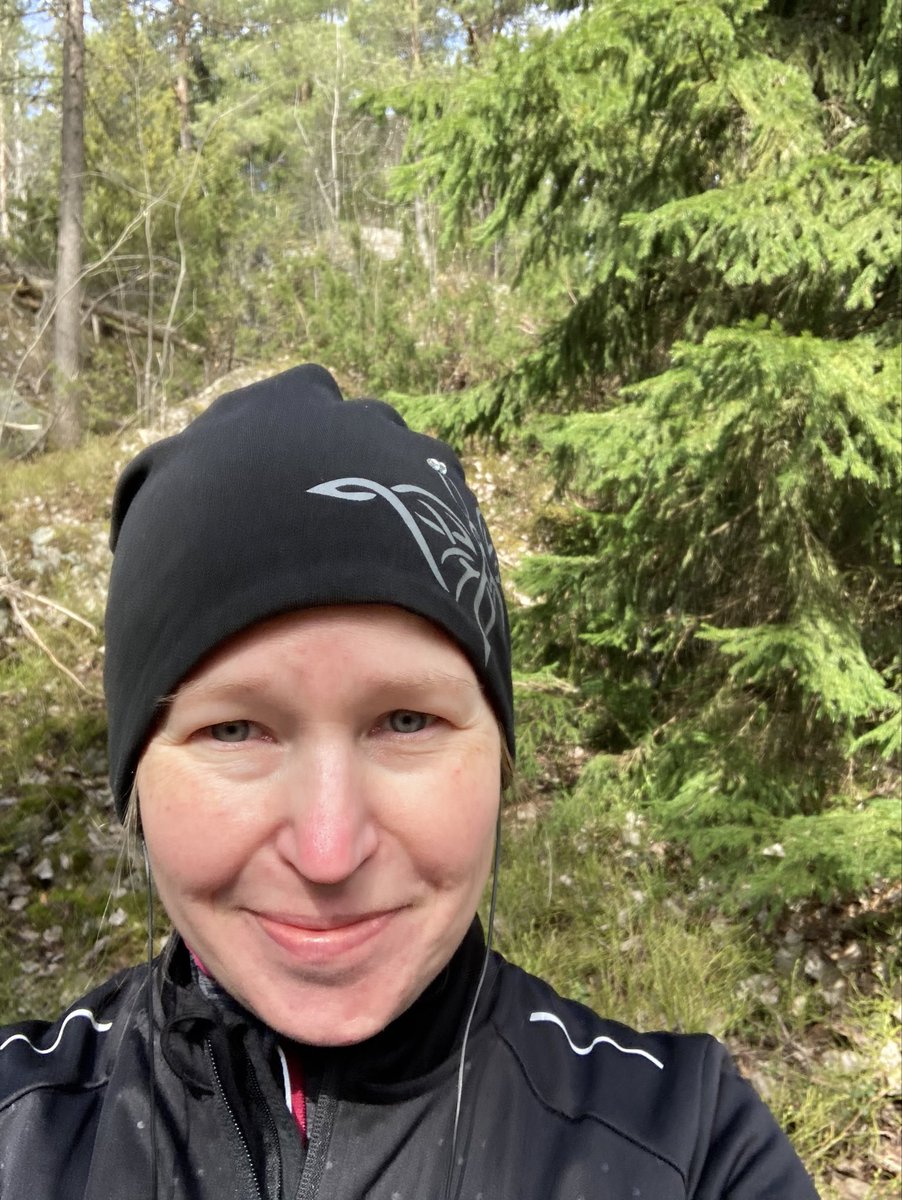 Korpikuusen kannon alla on Mörrimöykyn kolo. Mutta tänään ei ehdi tutkia sitä, koska team #rambollaiset lenkkeilee #erilläänmuttayhdessä, ja joka kilsalla autetaan lapsia. ⁦<a href="/pelastakaalapse/">Pelastakaa Lapset</a>⁩