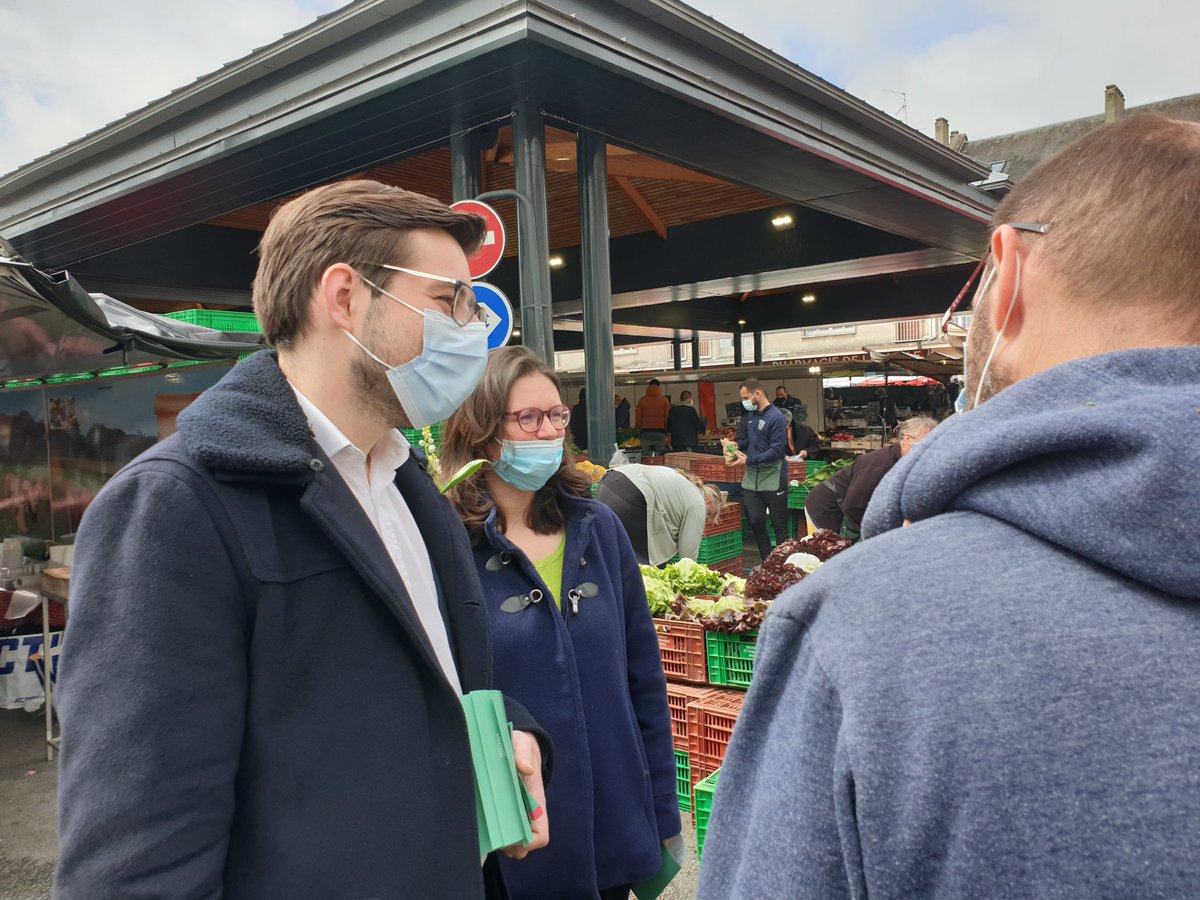 p_brun's tweet photo. Sur le marché de Louviers ce matin, la pluie a laissé place au soleil ! De beaux échanges sur la vie qui reprend peu à peu son cours, les difficultés qui s'accumulent et aussi l'espoir de sortir de la crise bientôt. https://t.co/DAocNuxq6e