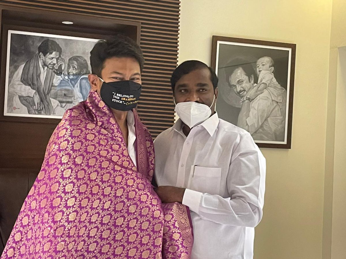 சென்னை சேப்பாக்கம் - திருவல்லிக்கேனி சட்டமன்றத் தொகுதியில் மக்களின் பேராதரவோடு பெருவாரியான வாக்குகள் வித்தியாசத்தில் வெற்றி பெற்ற திமுகவின் இளைஞரணி செயலாளர் திரு.உதயநிதி ஸ்டாலின். அவர்களை சந்தித்து எனது வாழ்த்துக்களை தெரிவித்தேன்.
<a href="/Udhaystalin/">Udhay - தமிழ்நாட்டை தலைகுனிய விடமாட்டேன்</a>