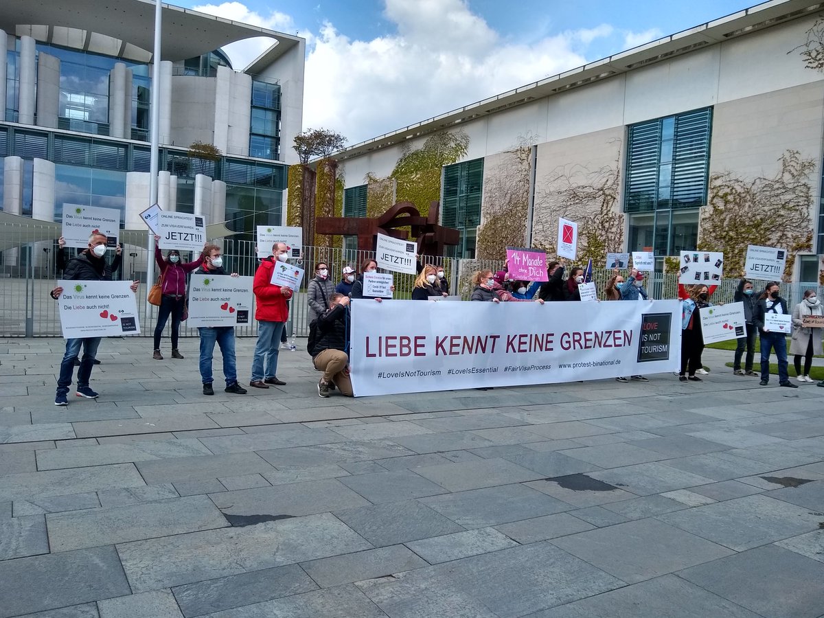 familie_alle's tweet photo. #Familienurlaub ? Das wird bald möglich, aber #Familienzusammenführung? Bleibt gesperrt
Dagegen protestieren binationale Paare vor dem @bkagvat #LoveIsNotTourism !!! https://t.co/mDZaRwmRzg
