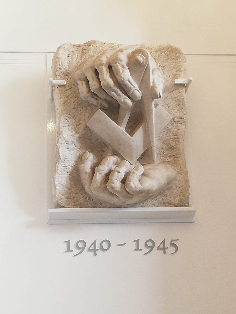 De postbode bezorgde het prachtig geïllustreerde boek 'Vrijheid en vooroordeel. Vrijmetselaar en de Tweede Wereldoorlog' van Andréa Kroon. Precies de goede literatuur voor deze druilerige zaterdagmiddag.