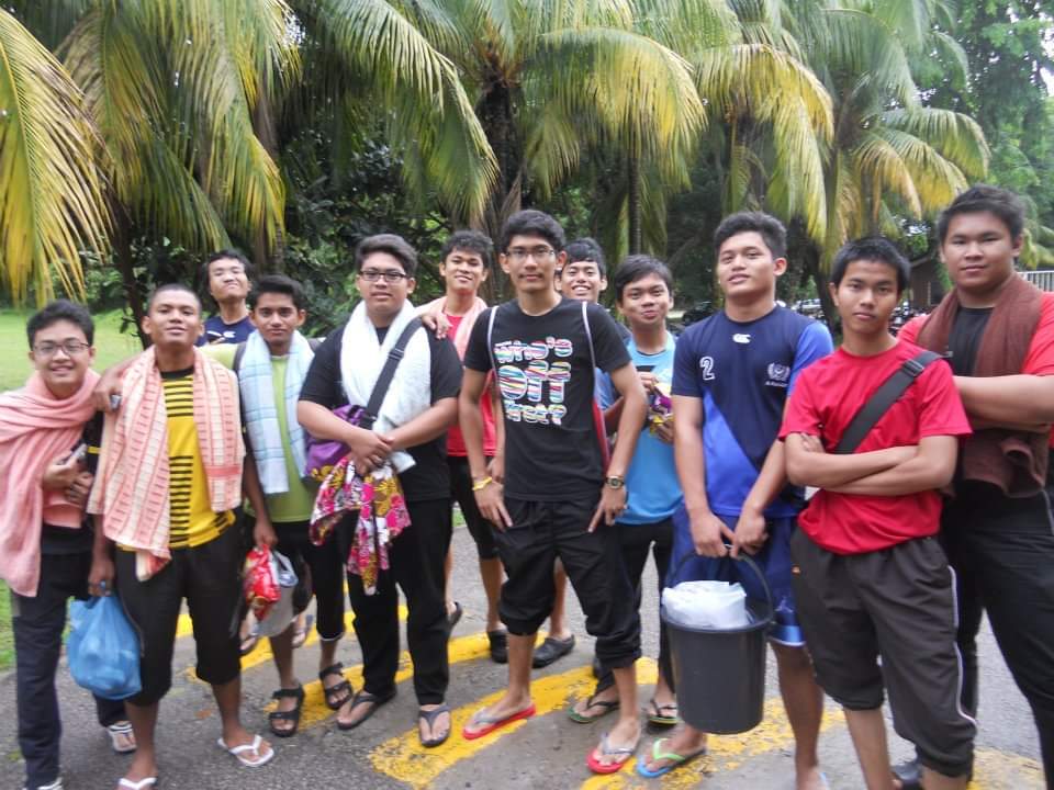 CQXRSASER's tweet photo. #respect Iota lepas 9 tahun tak pernah lupa cikgu2 #saser siap boleh bergurau suruh teka siapa yang dah kahwin 😂 Paling legend pegi mandi sungai naik lori. https://t.co/JmN4B0MHan