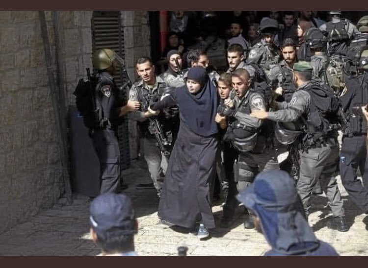 aalsaid54's tweet photo. The zionists army attacking #Muslim prayers inside Al-Aqsa mosque, how is that different that someone shooting Jews attending service inside their #synagog?
#zionists instigating religious wars in which they will be the biggest losers.
#BDS https://t.co/x7Vmbl1bBq