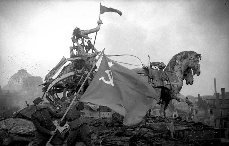 4 апреля 1945 года. Берлин 1945 красное Знамя. Победа Берлин 1945. Красное Знамя на квадриге Бранденбург.