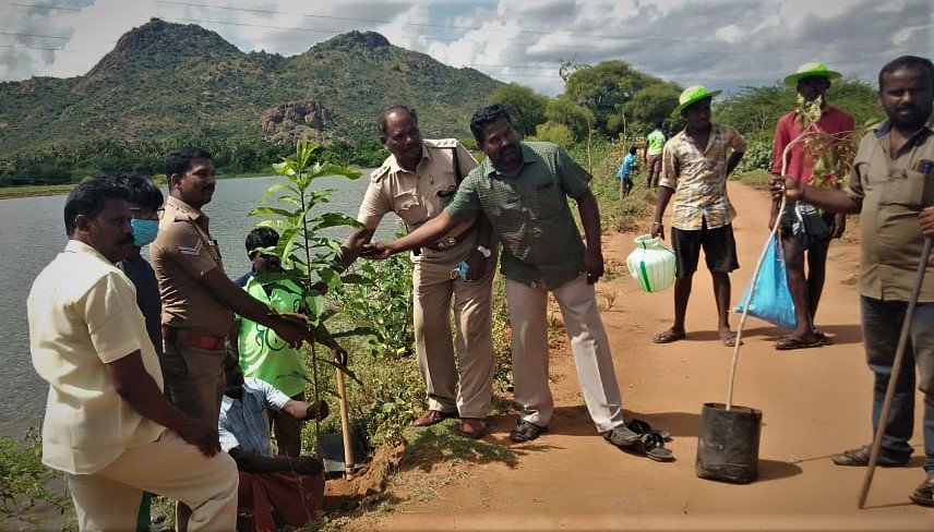 ReedowCharity's tweet photo. ரீடோ பயணம்....
இன்று (08.05.2021) ரீடோவின் "குளம் காப்போம், மனிதகுலம் காப்போம்" எனும் செயல் திட்டத்தின் கீழ் குன்னூர் அம்மச்சியாபுரம்  கருங்குளத்தை; முன்மாதிரி குளமாக, பல்லுயிரிய குளமாக மாற்றும் செயல்திட்ட அடிப்படையில் இன்று பத்து அடி உயரமுள்ள 100 மரக்கன்றுகள் நடப்பட்டன. https://t.co/2bztVhK9sC