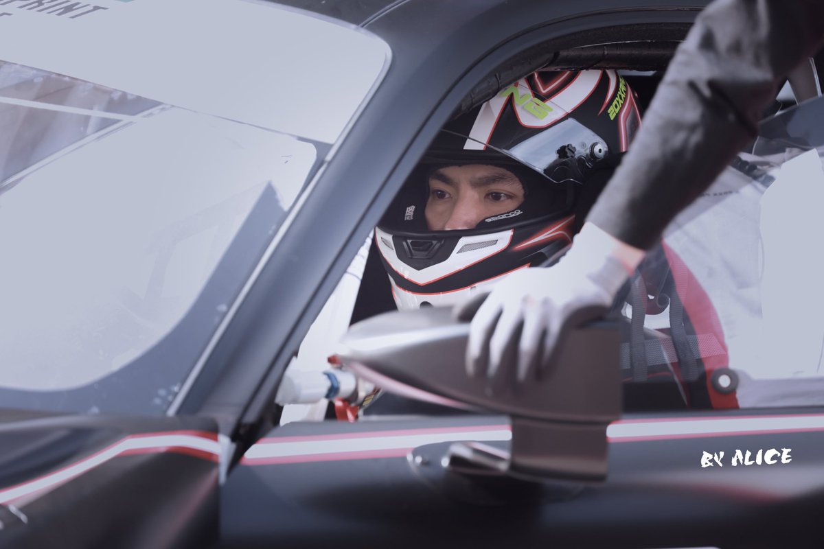 KrisBar_WuYiFan's tweet photo. 210508 Kris Wu at #GTSSC 

We know how much efforts you @KrisWu put into it 😭

Cr: Alice_Alice·吴亦凡
#KrisWu #PorscheRacerKrisWu #KrisWu20XXGTSSC https://t.co/IvUQ3WkG1c