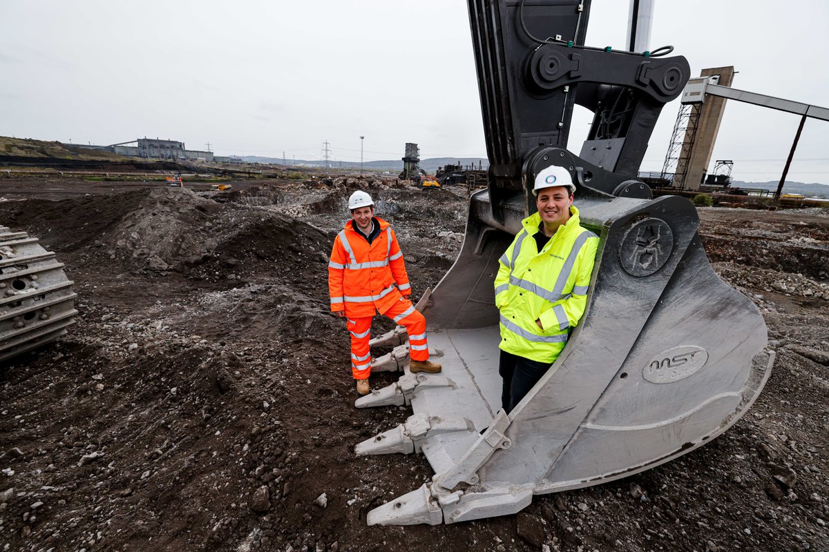 TeesworksUK's tweet photo. Getting on with the job💪

Yesterday Ben Houchen was re-elected as Mayor, today he was on site and back to work🚜🚜

This 95t monster digger, biggest in the UK, bought by @HallCSL is clearing the way &amp; getting the site ready for @GErenewables  👷‍♀️👷‍♂️
https://t.co/2TWZk2we83 https://t.co/H7ztmYguju