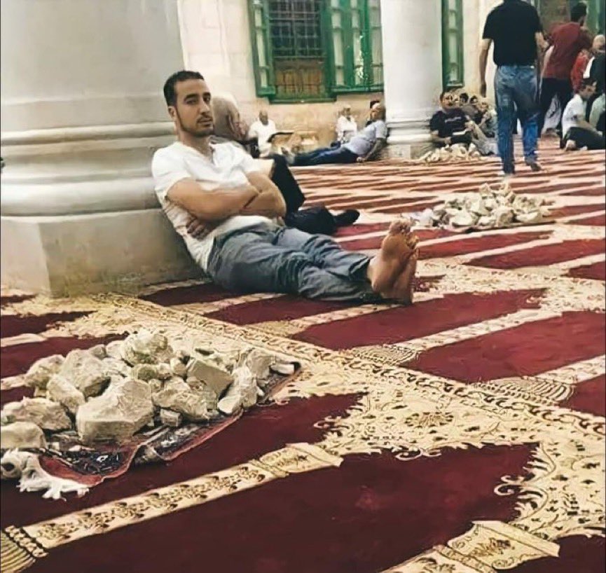 ساعة رباط في مقارعة اليهود عند #المسجد_الأقصى أعظم من قيام ليلة القدر عند الكعبة .
والدليل قول الرسول  ﷺ :
( موقفُ ساعةٍ في سبيلِ اللهِ خيرٌ من قيامِ ليلةِ القدرِ عندَ الحَجرِ الأسوَدِ ) أخرجه ابن حبان - وصححه الألباني 
#انقذوا_حي_الشيخ_جراح 
#القدس #فلسطين #أنا_عقبة