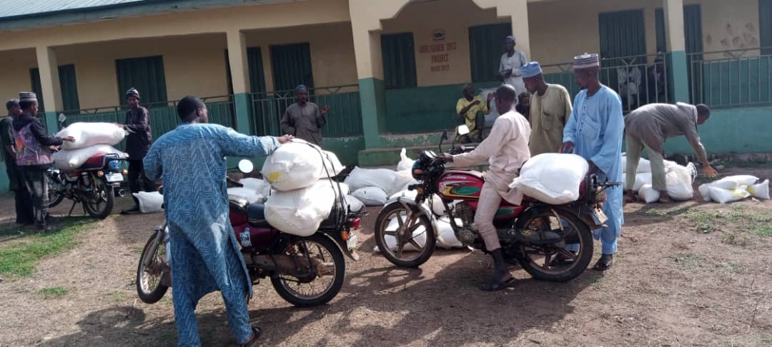 OkikijesuZion's tweet photo. A great relief and happy sights as Camp Adventure Africa reach out to this Fulani herdsmen community with grains and other welfare materials.

#caainfluence #caaeffect #sdgs 

Supported by @GuinnessNGR 🇳🇬 https://t.co/1EgWUbCpAB