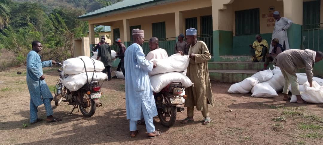 OkikijesuZion's tweet photo. A great relief and happy sights as Camp Adventure Africa reach out to this Fulani herdsmen community with grains and other welfare materials.

#caainfluence #caaeffect #sdgs 

Supported by @GuinnessNGR 🇳🇬 https://t.co/1EgWUbCpAB