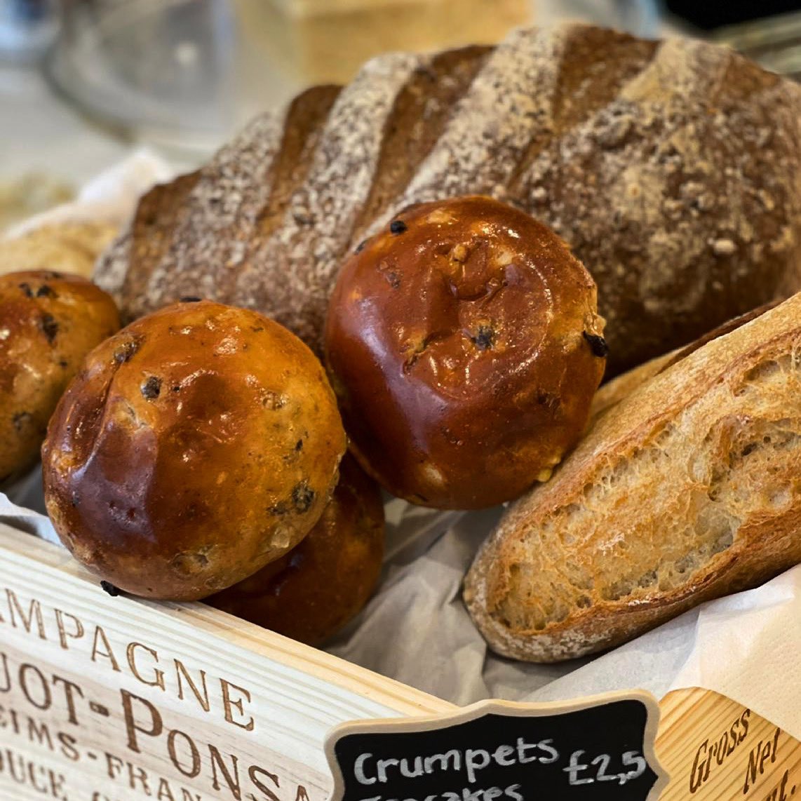 MayfairQueens's tweet photo. • Crumpets • Teacakes • Speciality Bread • Freshly baked goods everyday @queensofmayfair •
#coffeeshop #queensofmayfair #cakes #bread #London #takeaway https://t.co/XlSqb26wWe