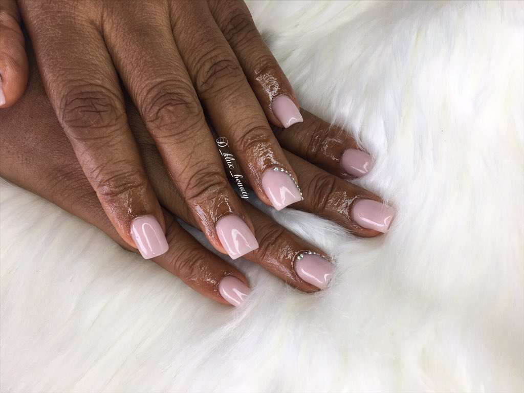 Hi B💖 , My name is Dami and I am a Nail tech based in Ibadan , I fix acrylic nails, gel, 3D designs , ombre nails and on trend art nails. I sell press on nails, I am not a carpenter but I can help nail your fingers B🌚💖

Help RT for my customers to see this
