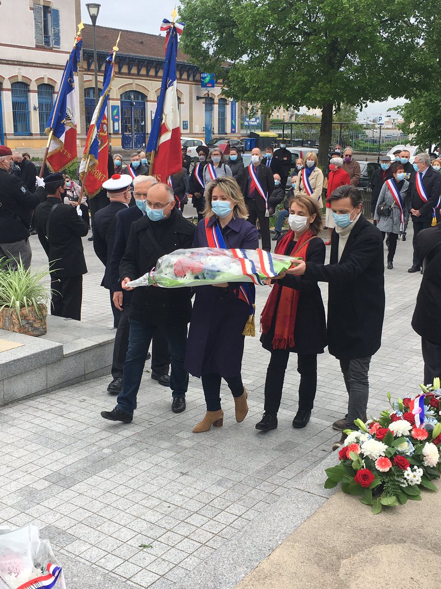 RES_2020's tweet photo. Ce matin, Magalie Thibault, Fatiha Keloua-Hachi,Franck Delalande et Philippe Pautre conseillers municipaux du groupe Rosny Ecologique et Solidaire présents à la cérémonie du 8 mai 1945.
Se souvenir et ne jamais oublier. #DevoirDeMémoire #8mai1945 https://t.co/RIS0wywlPW