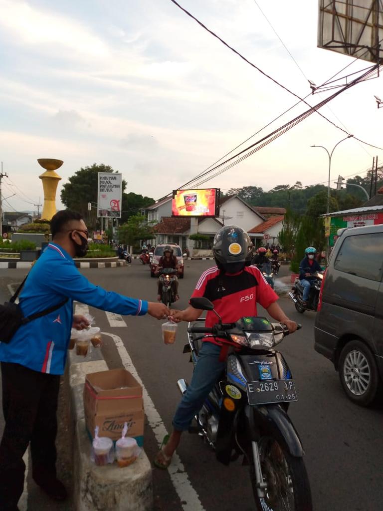 BintangMudaID's tweet photo. DPC BMI Kab. Kuningan bagi-bagi takjil 😊

Berbagi adalah suatu kenikmatan.

BMI Bergerak Bergerak Bergerak

#BMI
#CerdasSantundanPeduli https://t.co/6XxV7RqZqj