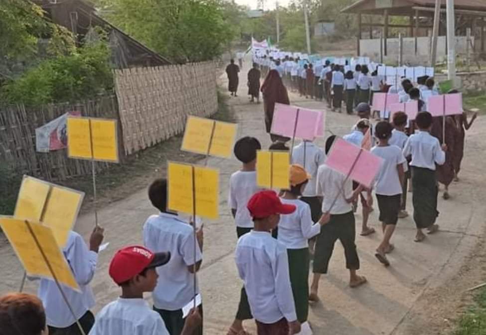 heungburma's tweet photo. Yekha,  May 8

Around 180 teachers and students from Yekha township (Sagaing region) protested against slavery education under the military dictatorship as myanmar military junta planning to open schools.

#May8Coup
#WhatsHappeningInMyanmar https://t.co/SjMg2EJZPJ