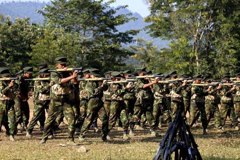 The74Media2019's tweet photo. ဝါးရှောင်ကျေးရွာအနီး စစ်ကောင်စီတပ်နှင့် ကေအိုင်အေတိုက်ပွဲဖြစ်

ဝါးရှောင်ကျေးရွာအနီးရှိ ၁၃ မိုင်ဂိတ်ကို ဧပြီလ ၁၇ ရက်နေ့တွင် ကေအိုင်အေက တိုက်ခိုက်မှုများရှိခဲ့သလို ယနေ့နံနက်ပိုင်းက ဝါးရှောင်ကျေးရွာအနီး ဆီဘောက်ဆာကားတစ်စီး ပစ်ခတ်ခံခဲ့ရသည်။
https://t.co/952AIF4l9G https://t.co/BXgMPeNKM2