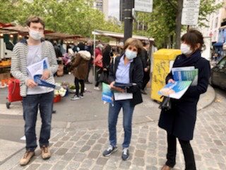 MCCG's tweet photo. Au marché Edgar Quinet pour échanger sur le bilan et la vision de ⁦⁦⁦@vpecresse⁩.

Les mots qui reviennent le plus souvent: 
✅efficace, concrète, créative 
✅des décisions rapides avec un impact
✅👍 aides aux entreprises et équipement 👩‍💻 des lycéens 

#AvecValerie https://t.co/zHvBbwOB5I