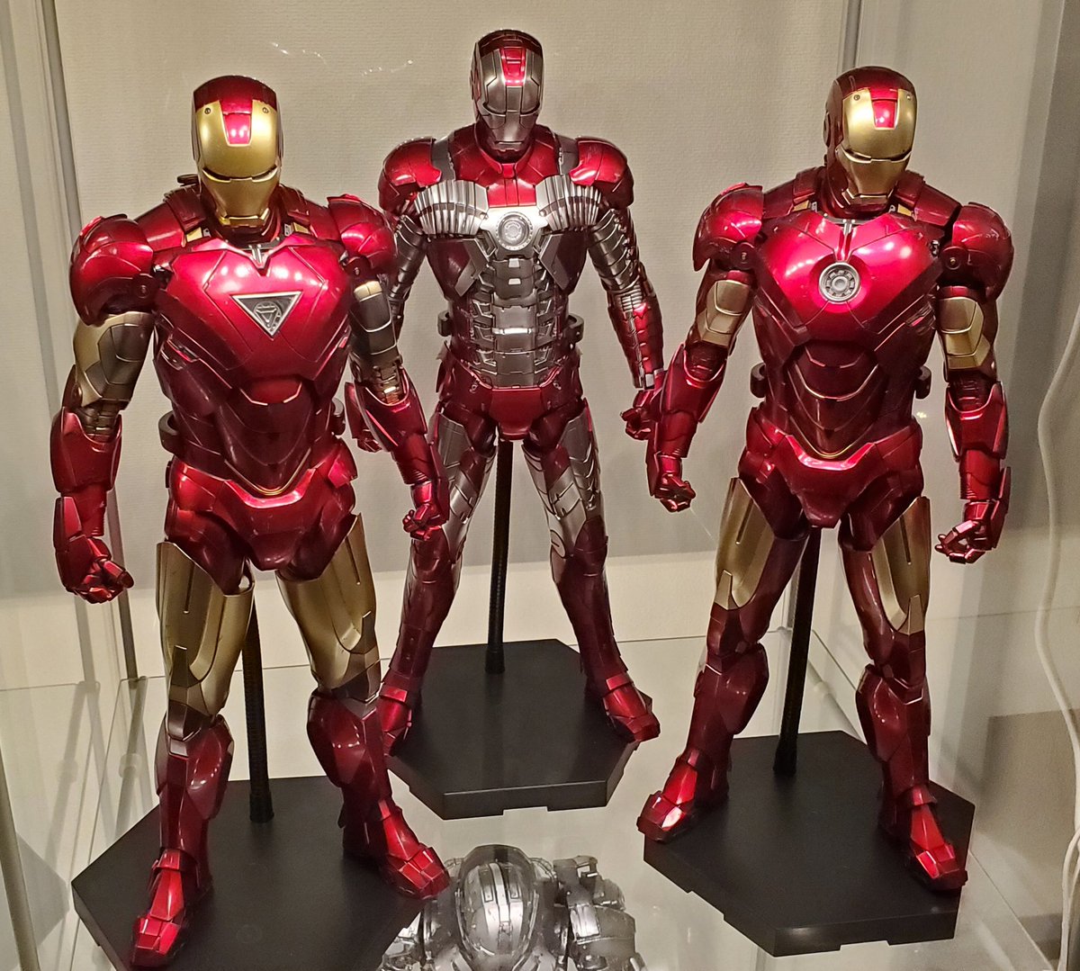 mashuuuuuuhot's tweet photo. マーク4～マーク6までがスタンドの形が
違うので統一感無かったからAmazonで
見つけた六角形の台座でフレキシブルタイプのに交換した☺

統一感あってスッキリした👍

なかなか良き😁

#ホットトイズ
#アイアンマン https://t.co/EsKuTxzrxK