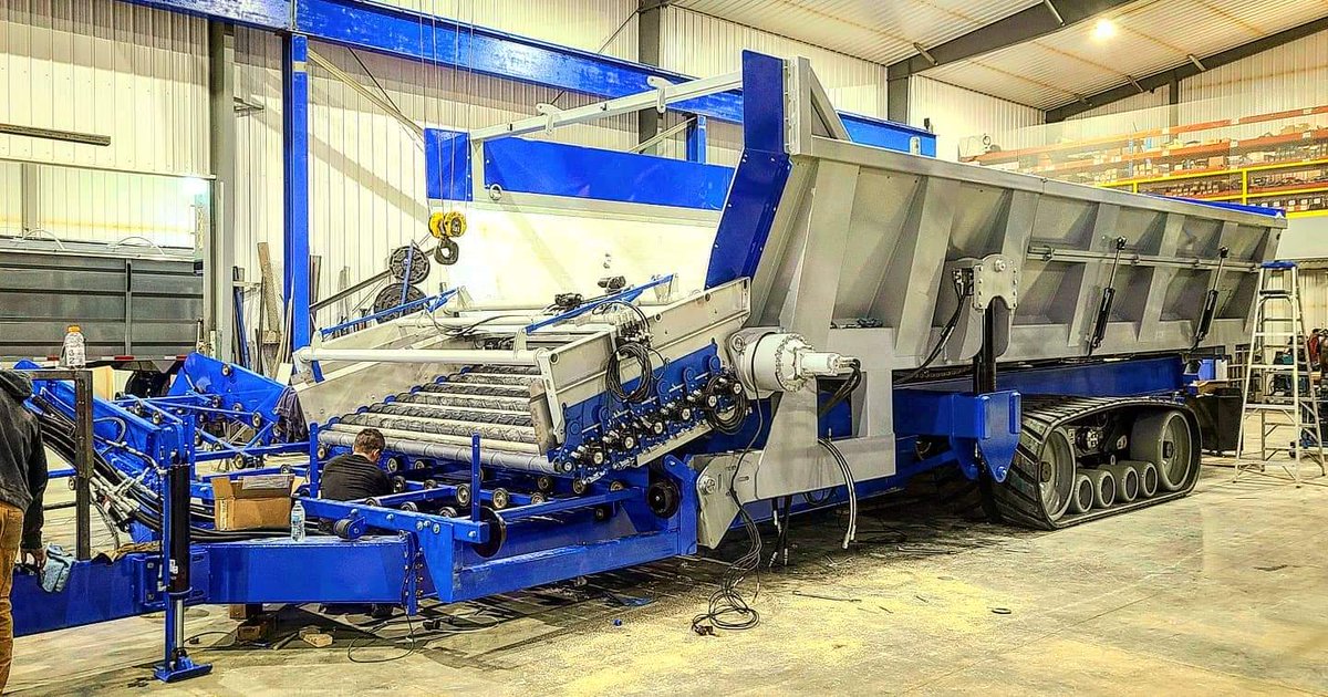 safeTpull's tweet image. 👀 Another angle of the beauty in the assembly shop. We are excited to run this machine out in the field! #stpmfg #cropshuttle #cropcart