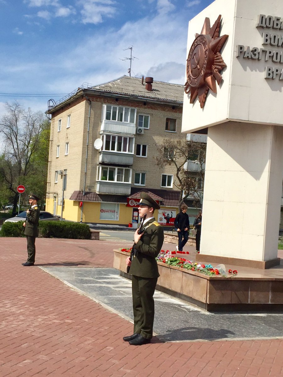 8 мая Вахта памяти у учеников #школа225. Чтим память предков, гордимся их подвигом!