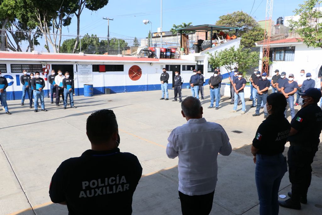 SSPC_GobOax's tweet photo. En el Cuartel General de la @PABIC_GobOax, llevamos a cabo la clausura del curso “Agentes de Protección, Seguridad y Custodio”.

Asimismo, se hizo entrega de  reconocimientos al personal que culminó satisfactoriamente dicha capacitación. #Oaxaca https://t.co/Y2nQeEmVUs