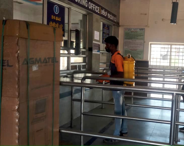 Railway is disinfecting station premises and trains regularly  to ensure  safe travel for train passengers. A glimpse of disinfecting activity at #Bagalkot station.
ಬಾಗಲಕೋಟೆ ನಿಲ್ದಾಣದಲ್ಲಿ ಸೋಂಕು ನಿವಾರಕ ಚಟುವಟಿಕೆಯ ಒಂದು ನೋಟ.