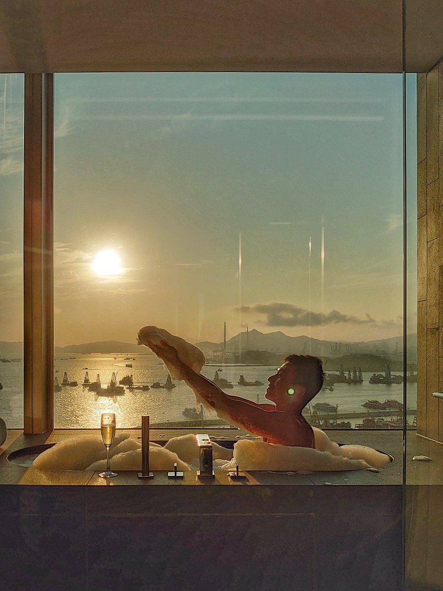 BenniPosenov's tweet photo. Hello HOME!
回家的感覺真好!
@whongkong
#tgisaturday #feelslikehome #weekendvibes #thebestbathtub #magicalsunset #bathwithaview #ilovebubbles #bubblebath #narcissist #selfieexpert #我回來了 #做完愛回家 #我愛洗澡 #夕陽無限好 #日落黃昏 https://t.co/qa8otUWOaA