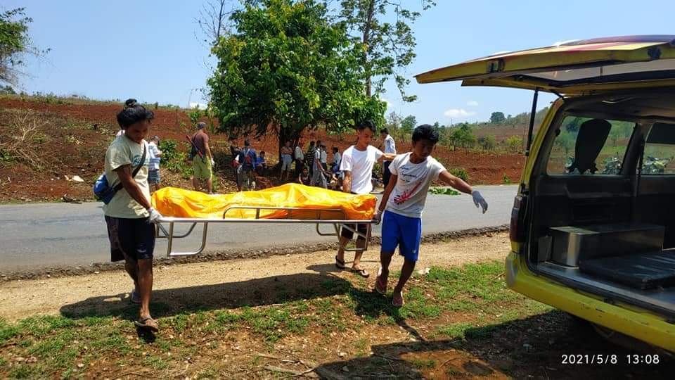 MilkTeaMM_MTAM's tweet photo. On the evening of May 8, a male dead body with multiple gunshot wounds was found on Pyidaung Su Road near San Laung Village, #Hsipaw Township, northern Shan State. The three shells found near the body were reportedly 12V bullets
#May8Coup
#WhatsHappeningInMyanmar
#MilkTeaAlliance https://t.co/GcojK2pTBy
