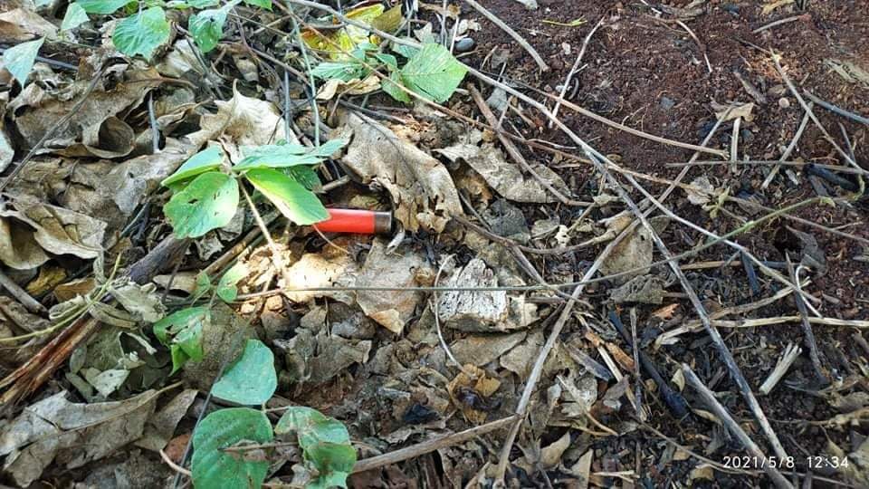 MilkTeaMM_MTAM's tweet photo. On the evening of May 8, a male dead body with multiple gunshot wounds was found on Pyidaung Su Road near San Laung Village, #Hsipaw Township, northern Shan State. The three shells found near the body were reportedly 12V bullets
#May8Coup
#WhatsHappeningInMyanmar
#MilkTeaAlliance https://t.co/GcojK2pTBy