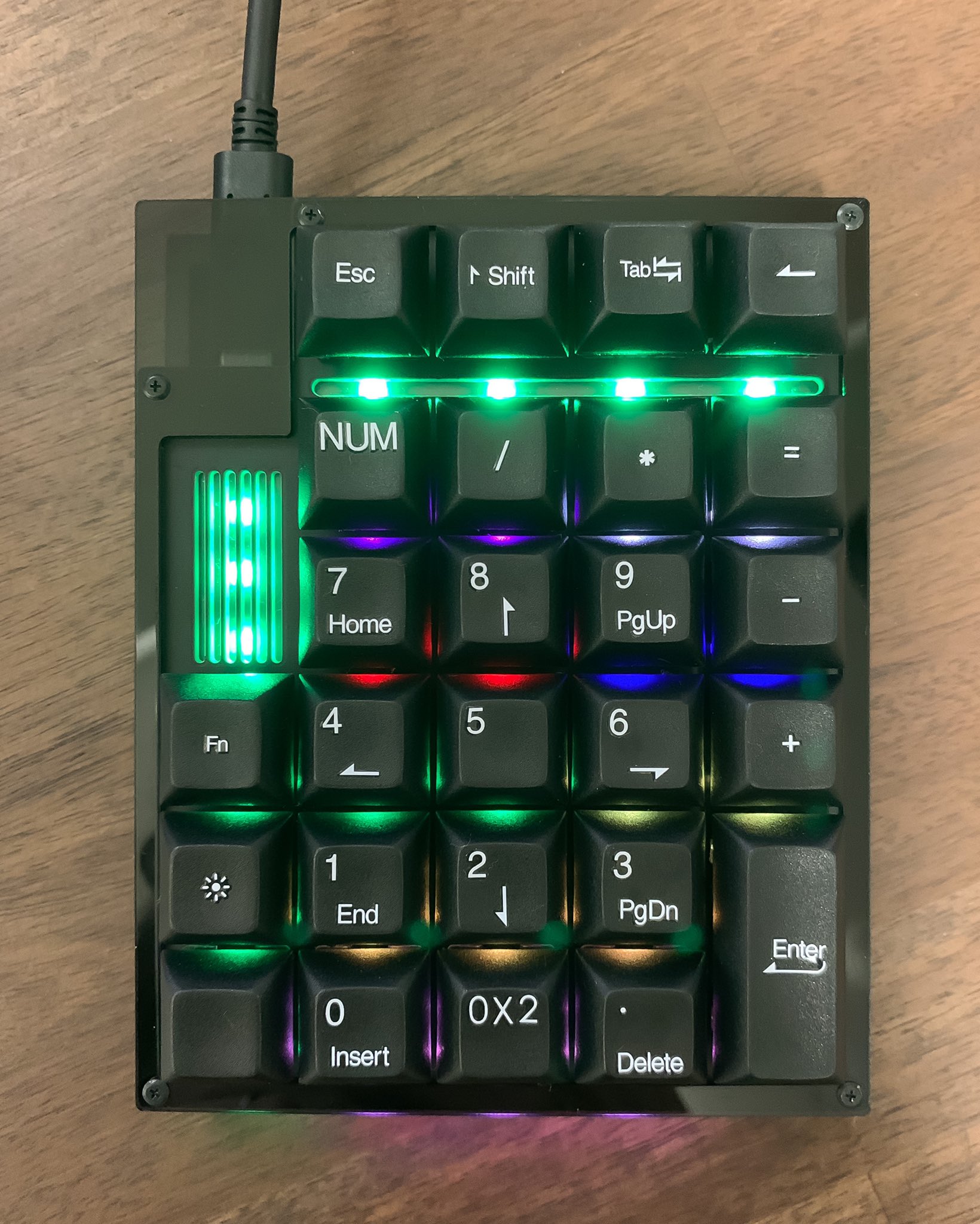 そとば 普段30 40 キーボードを使っている皆さん 確定申告や馬券購入などテンキーが欲しいと思う瞬間はありませんか 僕はありましたので作りました インジケーターledバックライト付きテンキーキット Contender 近日販売予定です 自作キーボード