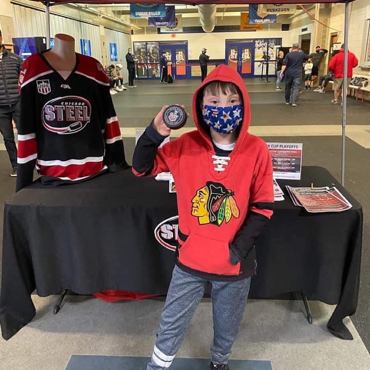 hawkshockeyclub's tweet photo. 2011 Prospect Lukas C. "caught" a game puck that rolled right in front of us! Minutes later the Chicago Steel won the first game of the Eastern Conference finals in OT! #BeAHawk #ChicagoSteel https://t.co/RcpMSW65g7